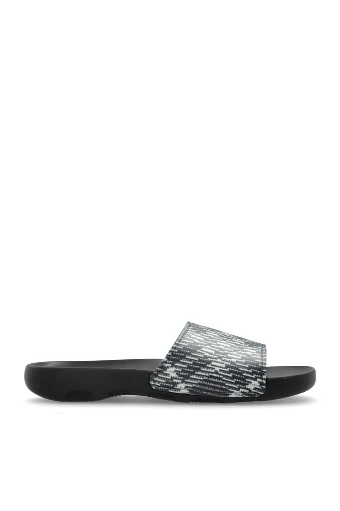 Burberry Slides Dive 1