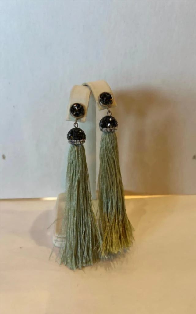 Sonya
s Sonya
S - Drop Fringe Earring