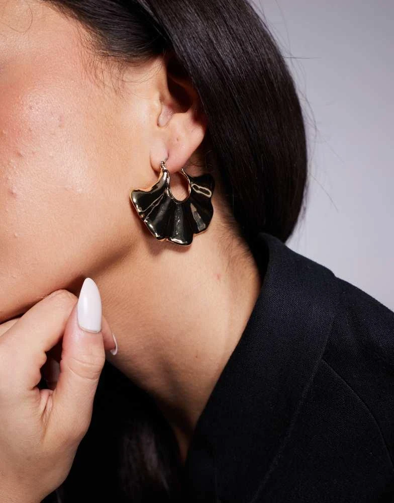 8 Other Reasons 8 Other Reasons fan wave hoop earrings in gold resin and 18k gold plated 3