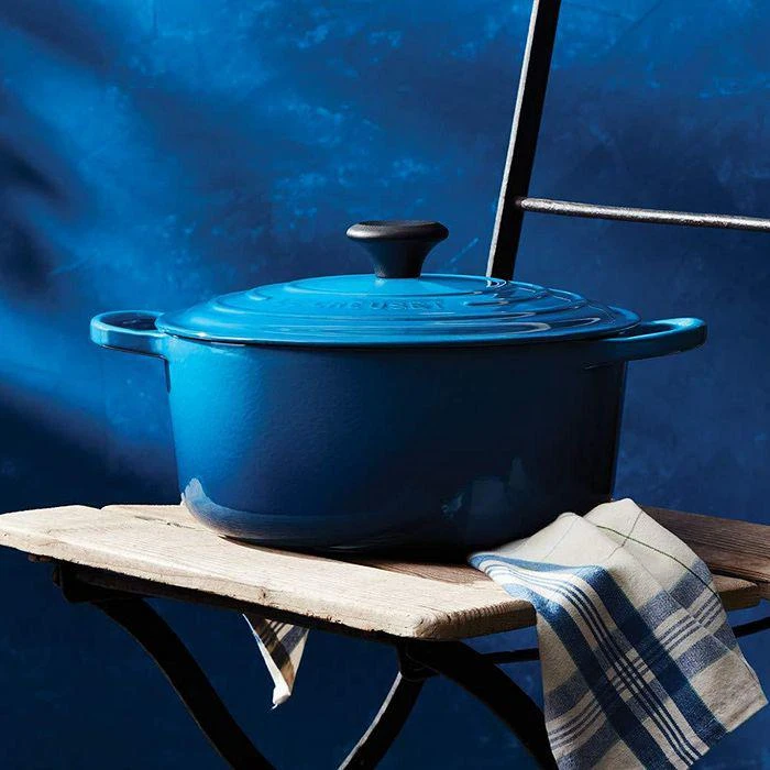 Le Creuset Signature 4.5-Quart Round French Oven 2