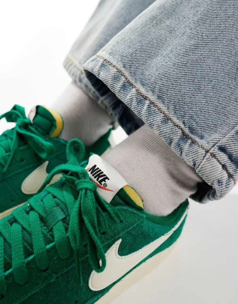 NIKE Nike Blazer Low 77 trainer in green 3
