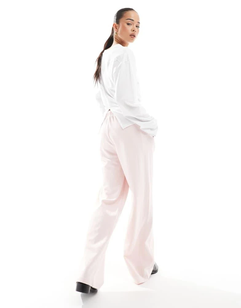 Bershka Bershka wide leg joggers in pale pink 4