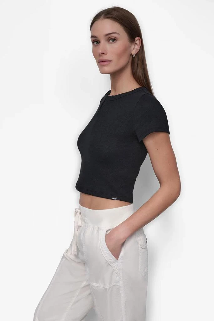 DKNY CROPPED NOTCH NECK PERFORMANCE TEE 3