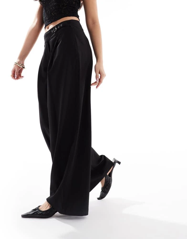 Bershka Bershka wide leg tailored trouser with belt detail in black 1