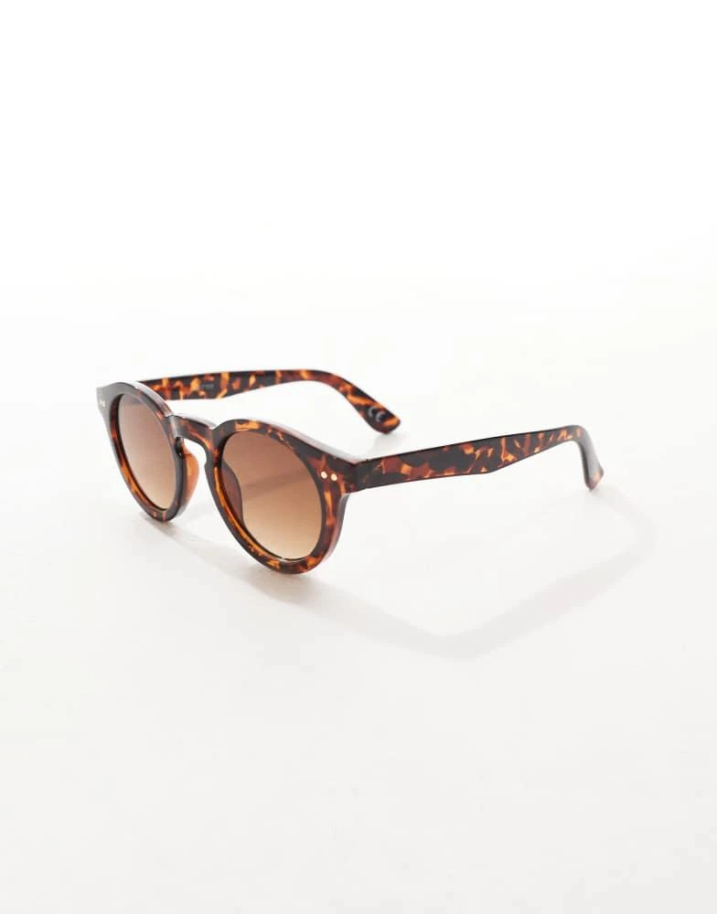 ASOS ASOS DESIGN round sunglasses with brown smoke lens and tortoiseshell frame 2