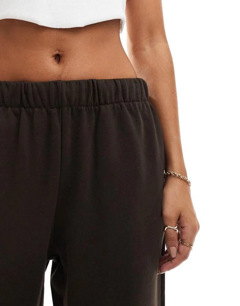 Bershka Bershka cuffed joggers in chocolate 4