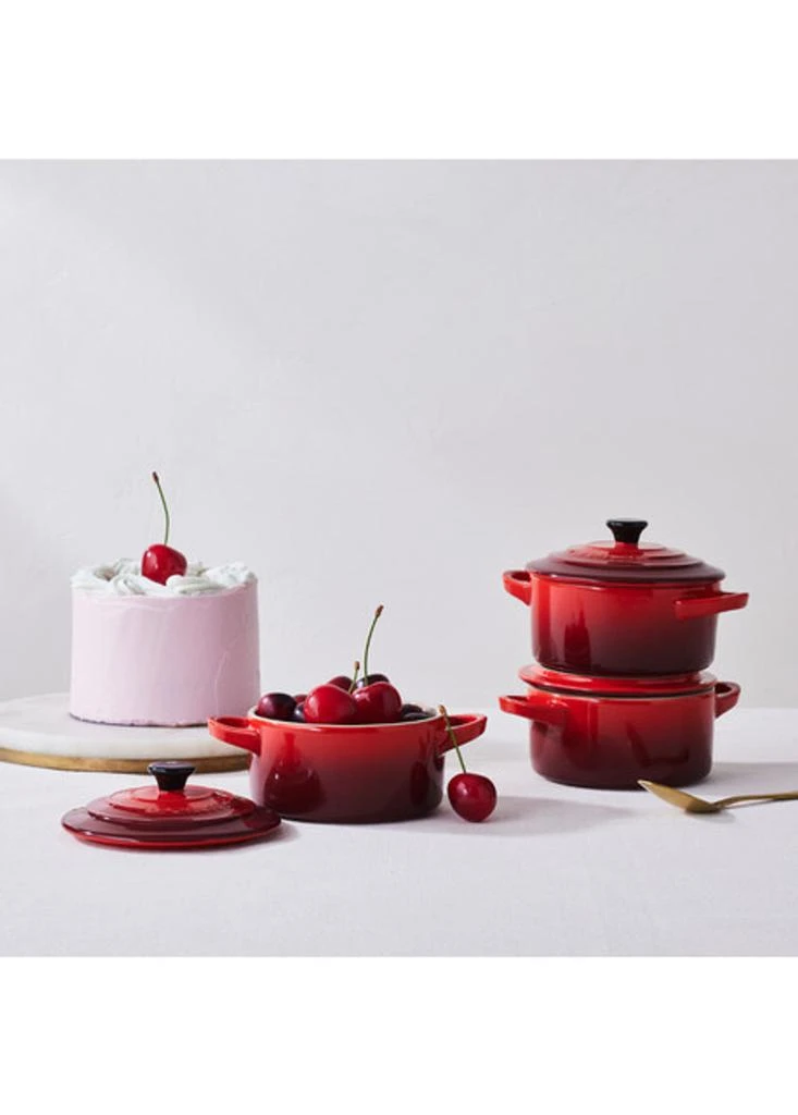 Le Creuset Stoneware petite round casserole. 7