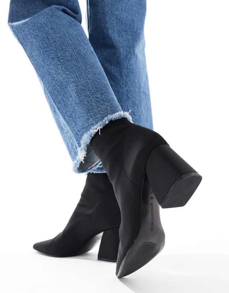 Stradivarius Stradivarius heeled ankle boot in black with chunky heel 2