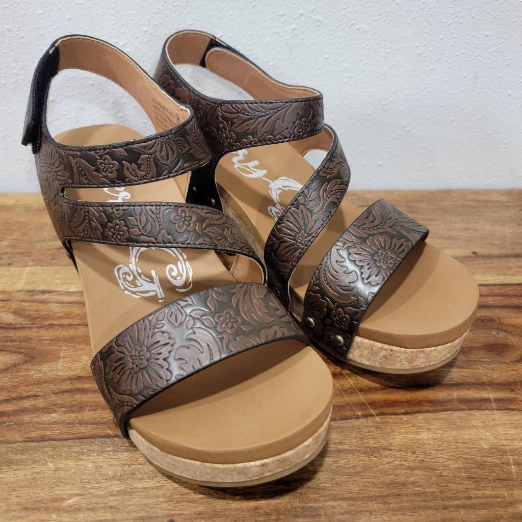 Very G Women's Casper Tooled Wedge In Chocolate