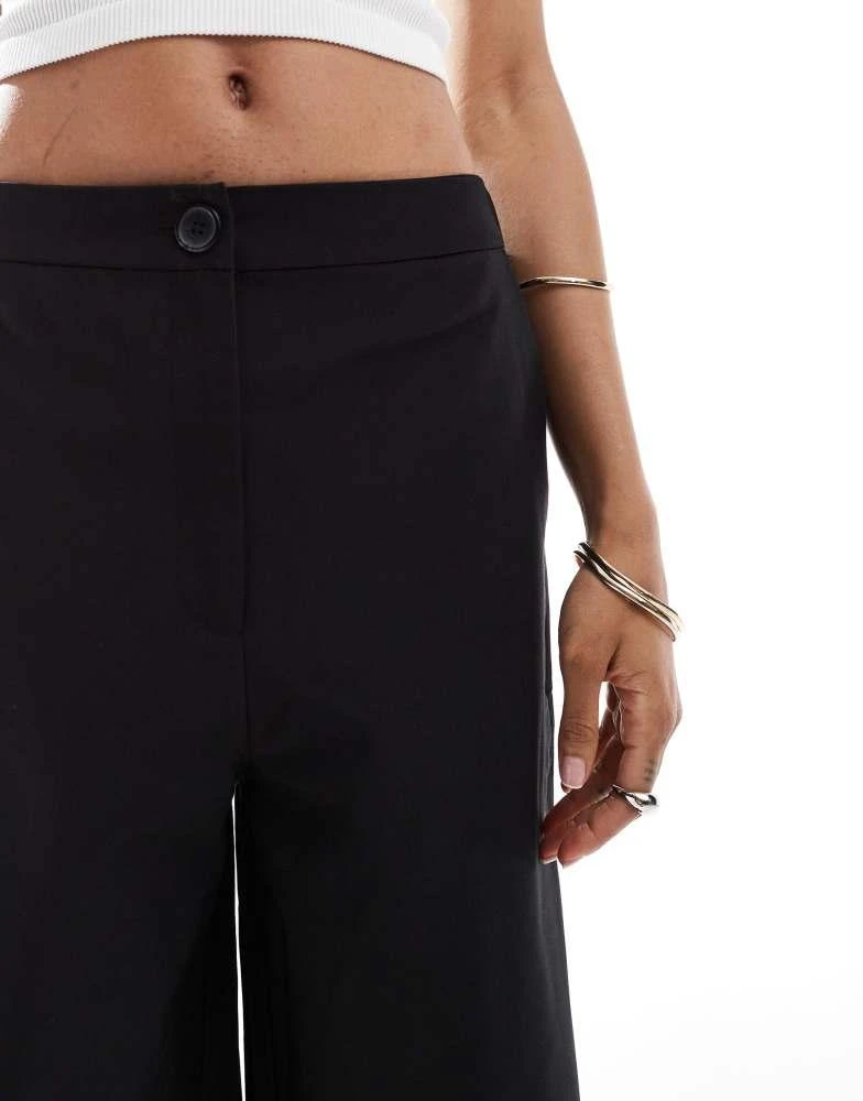 ASOS ASOS DESIGN Tall tailored relaxed straight leg trousers in black 5