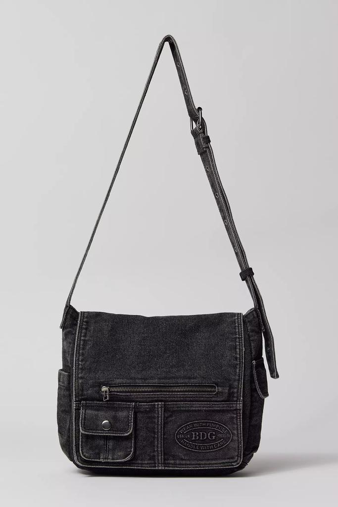 Urban Outfitters☆ フラップデニム・メッセンジャーバッグ 86063732_091_b