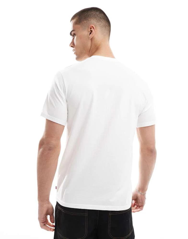 Levi
s Levi
s serif logo relaxed fit t-shirt in white 2