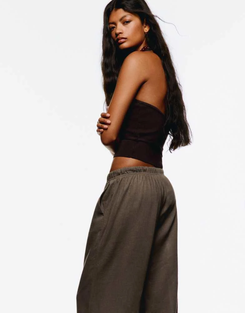 Bershka Bershka linen blend trousers with an elasticated waistband in sand 3