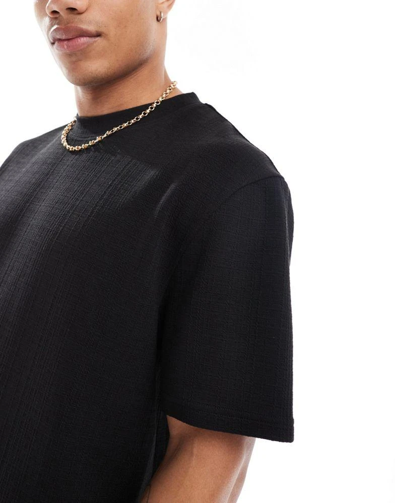Threadbare Threadbare relaxed fit t-shirt in black textured sripe 2