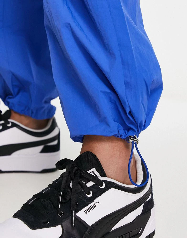 Heartbreak Heartbreak parachute wide leg trousers in cobalt 3
