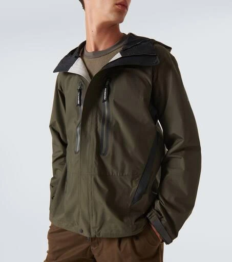 And Wander 2.5L Hiker raincoat 5