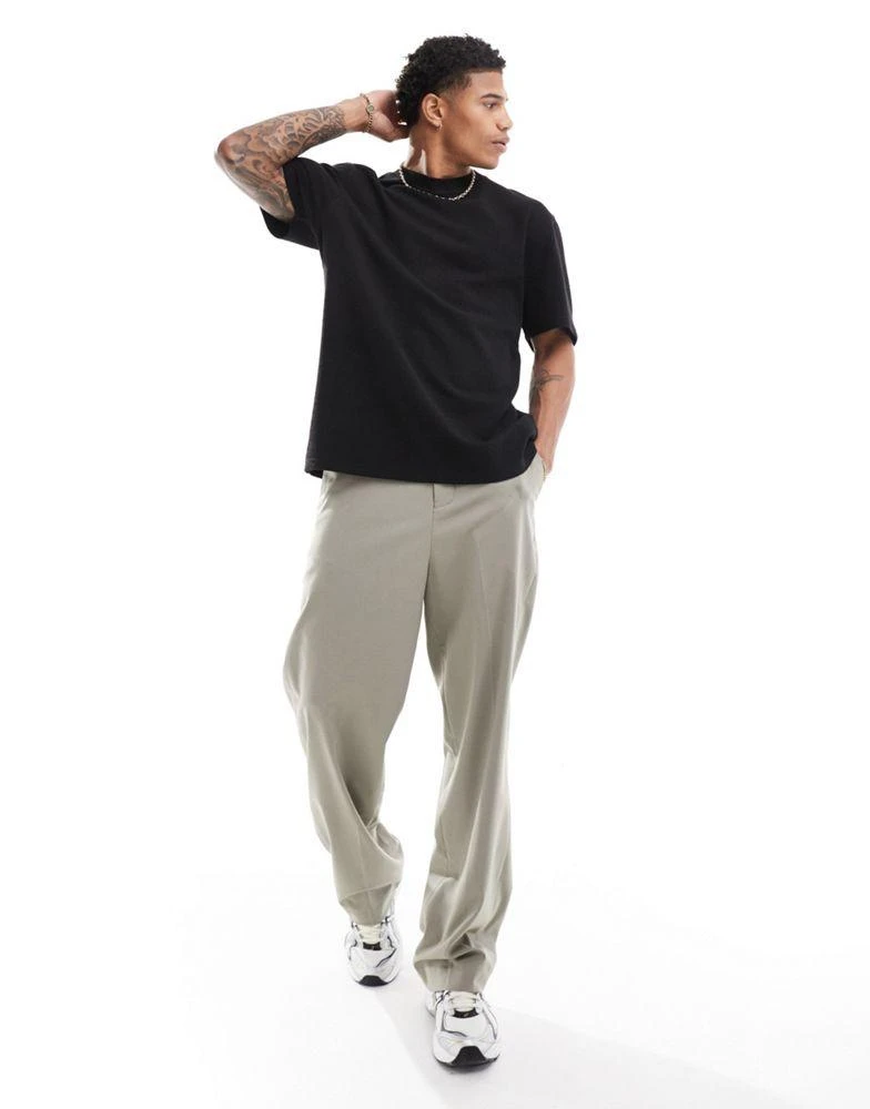 Threadbare Threadbare relaxed fit t-shirt in black textured sripe 3