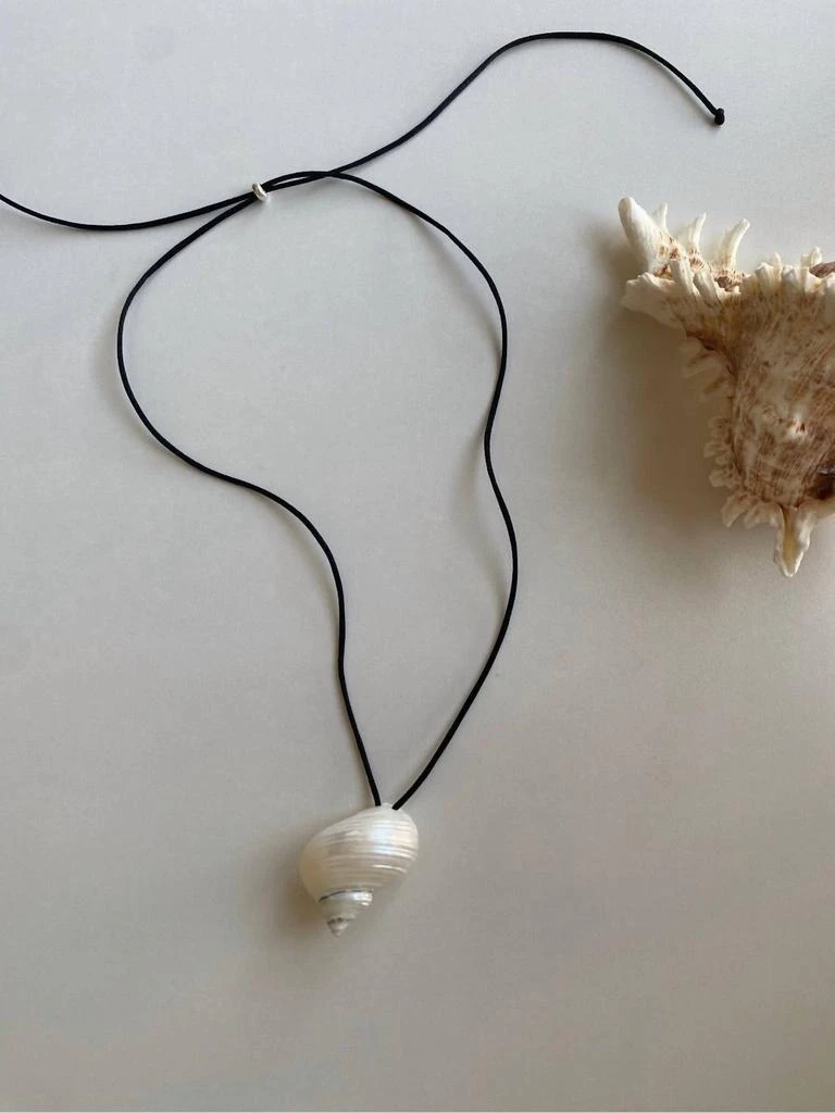 Maslo Jewelry Maslo Jewelry - Women
s Shell Leather Cord Pendant Necklace