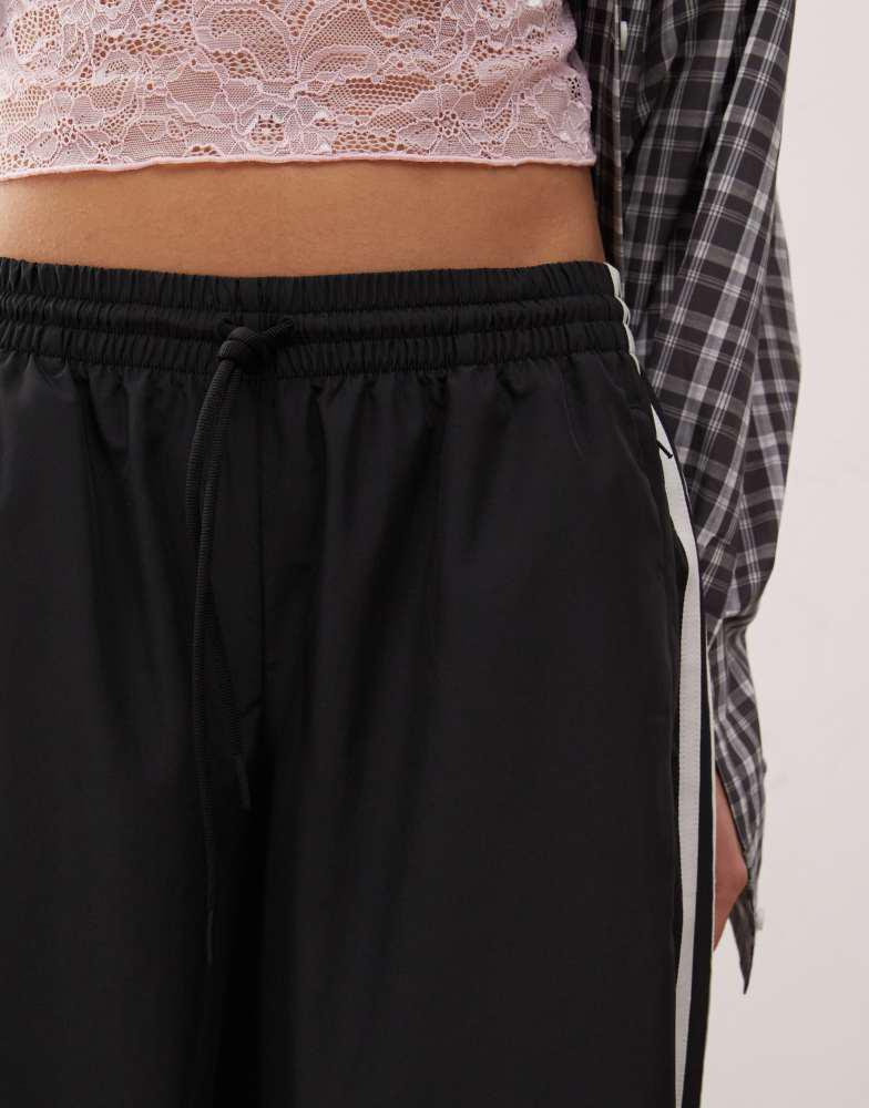 売切れ前に adidas originals ADICOLOR WIDE LEG JOGGERS adidas Originals Adicolor Classics Wide Leg joggers Black