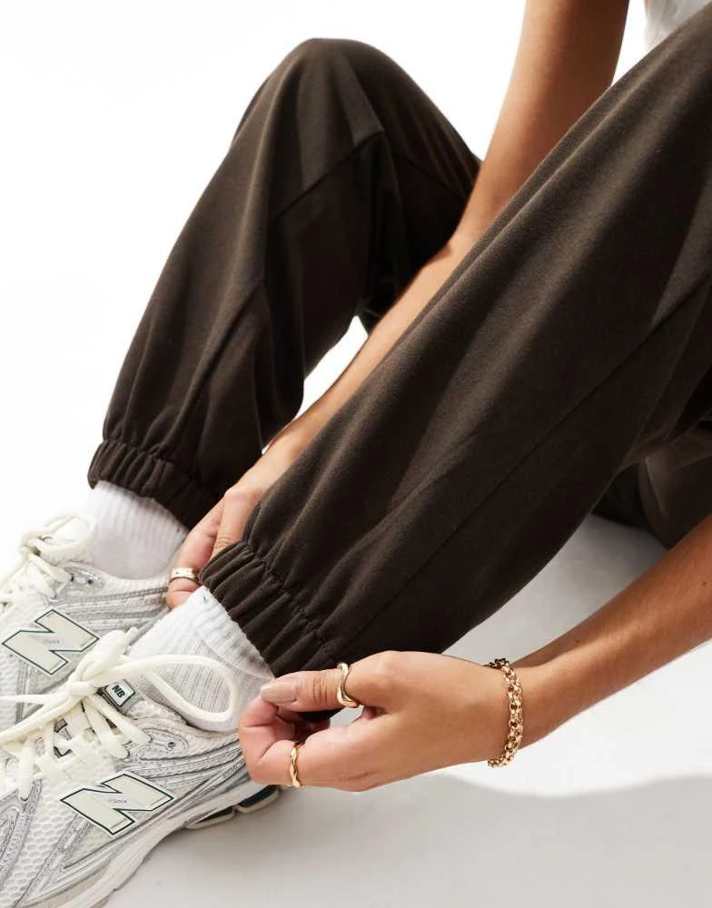 Bershka Bershka cuffed joggers in chocolate 2