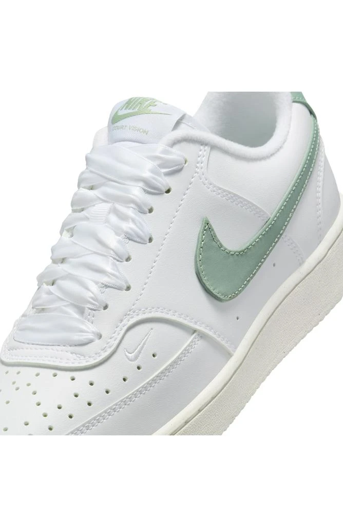 NIKE Court Vision Low Sneaker 8