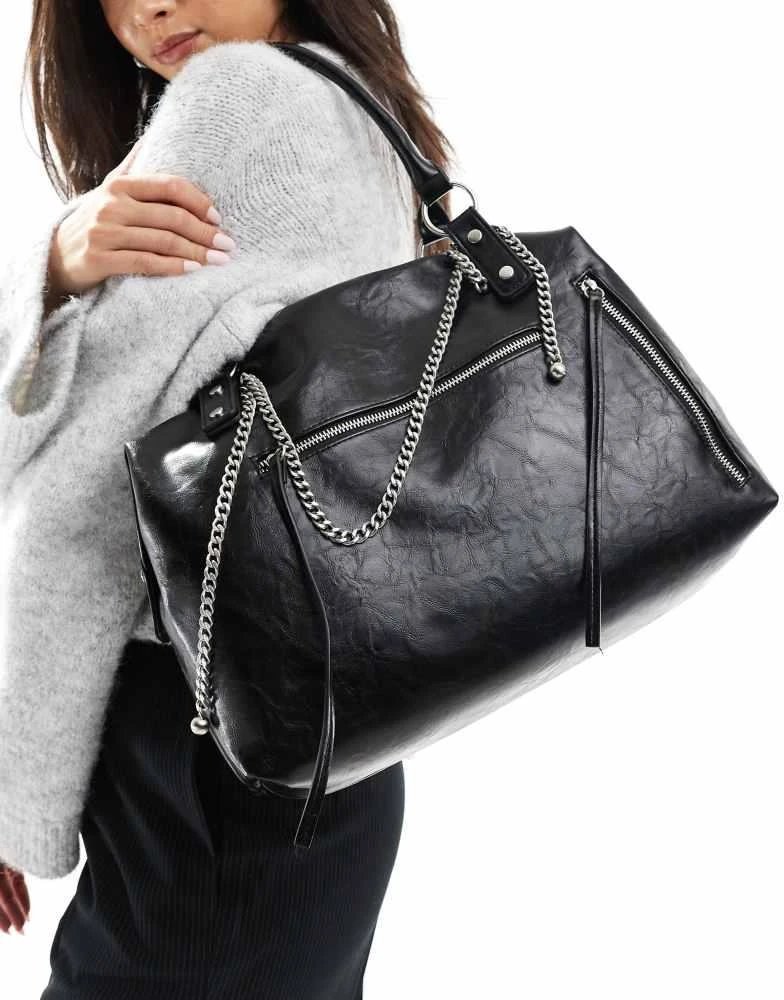Bershka Bershka chain detail shoulder bag in patent black 1