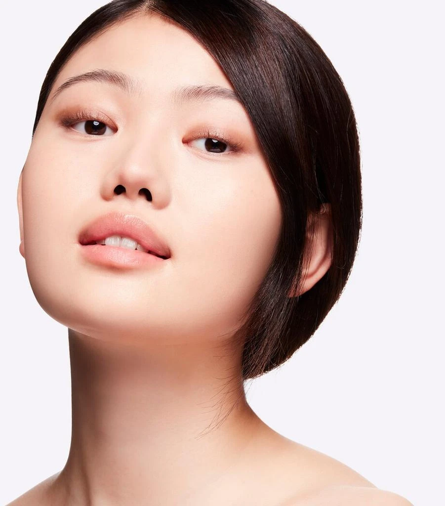 MAC Studio Radiance Moisturizing + Illuminating Silky Primer 4