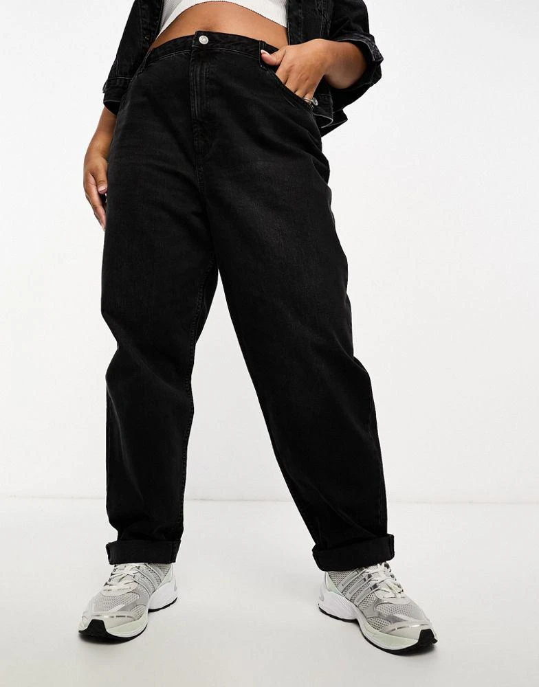 ASOS ASOS DESIGN Curve high rise relaxed mom jeans in black 3
