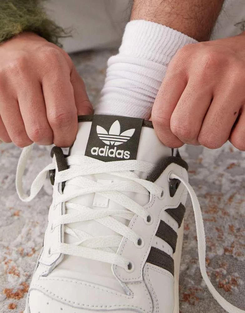 Adidas adidas Originals Rivalry 86 Low trainers in white and olive 4