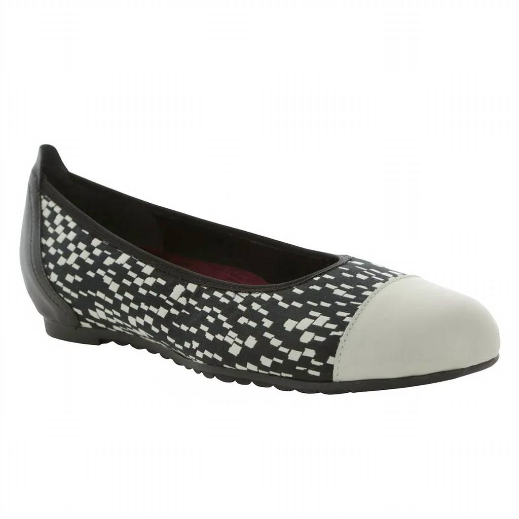 Munro Women's Henlee Flats In Black/white