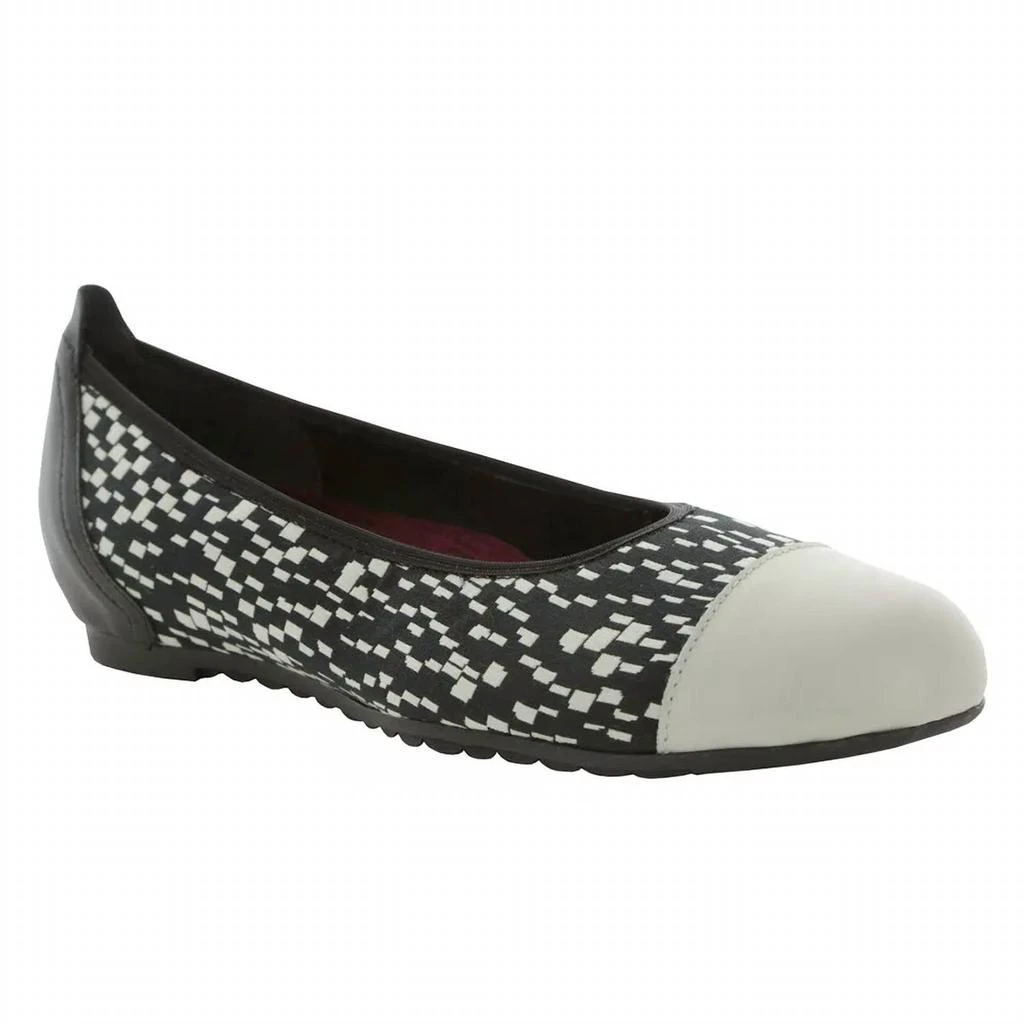 Munro Women's Henlee Flats In Black/white 1