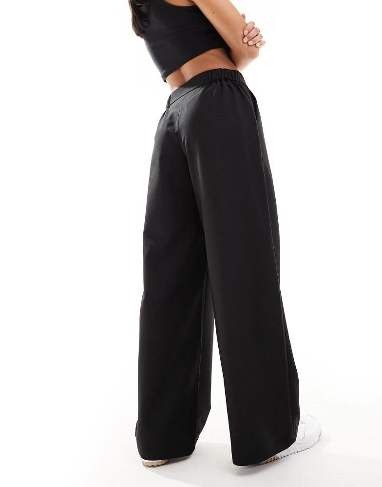 ASOS ASOS DESIGN Petite tailored relaxed straight leg trousers in black 4