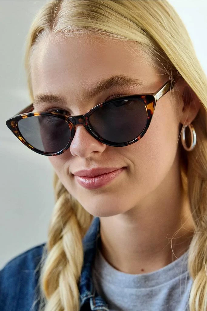 Urban Outfitters Mae chunky rectangle Sunglasses Mae Chunky Rectangle Sunglasses | Urban Outfitters Canada main image 2
