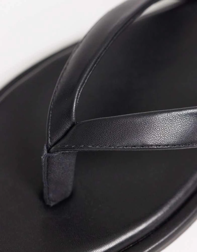 ASOS ASOS DESIGN classic flip flops in black 2