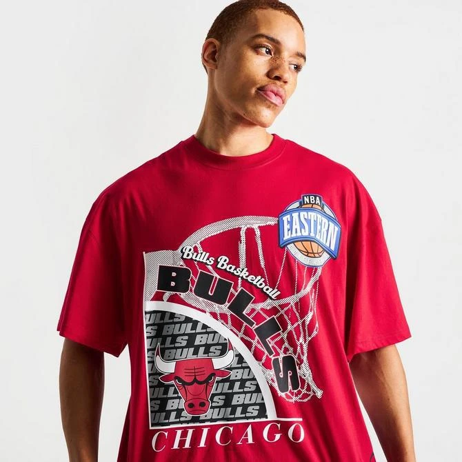 Mitchell and Ness Men's Mitchell & Ness Chicago Bulls NBA Logo Blast Graphic T-Shirt 9