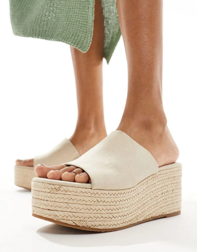 Bershka Bershka flatform woven sandal in sand 1