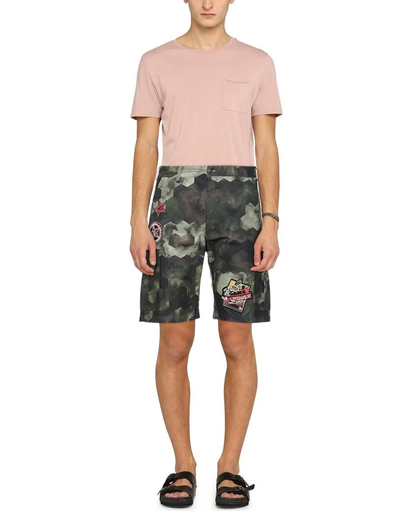 MOACONCEPT Shorts & Bermuda 2