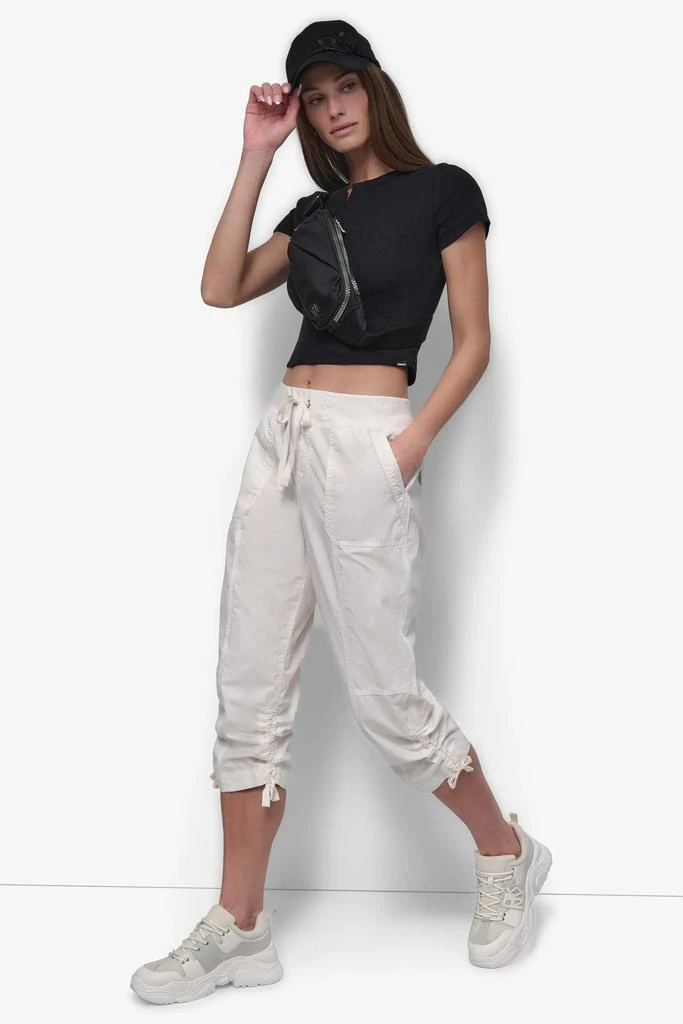 DKNY CROPPED NOTCH NECK PERFORMANCE TEE 7