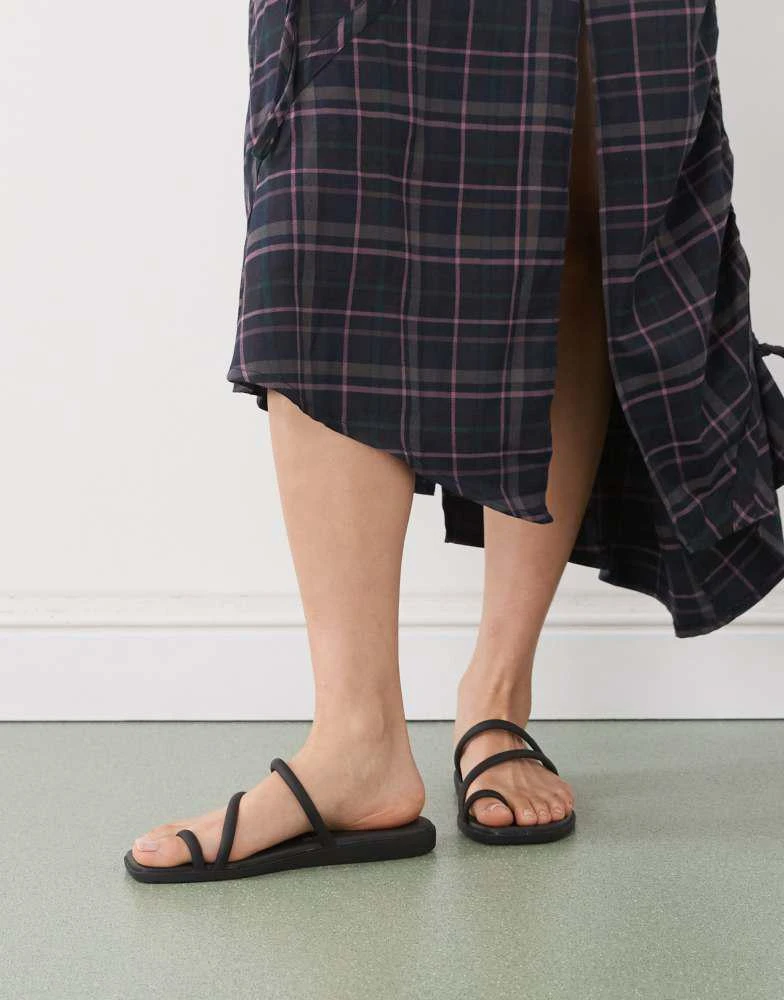 Crocs Crocs Miami toe loop sandal in black 4
