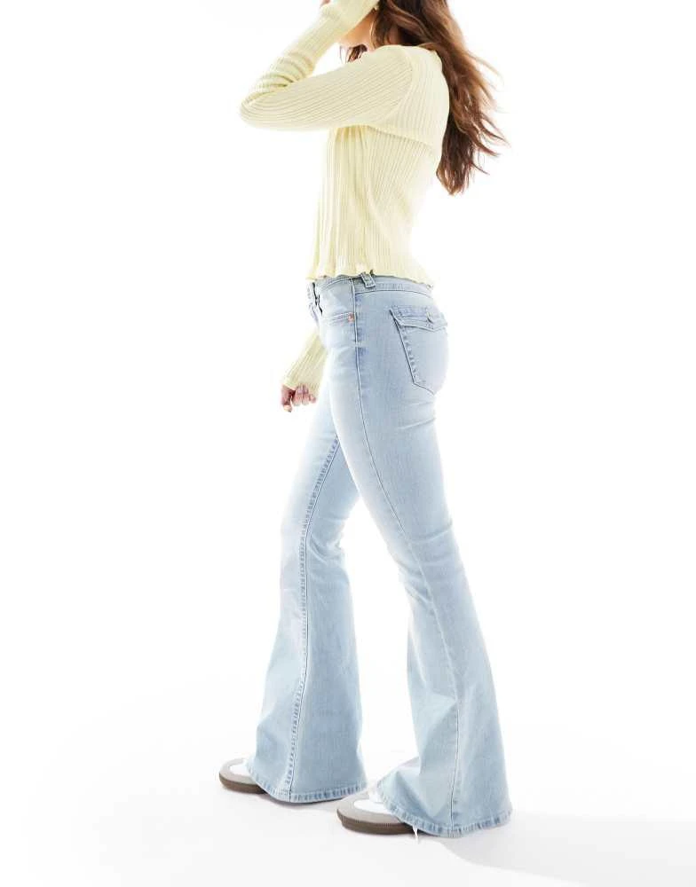 Stradivarius Stradivarius D04 low rise flare jeans in light blue 3