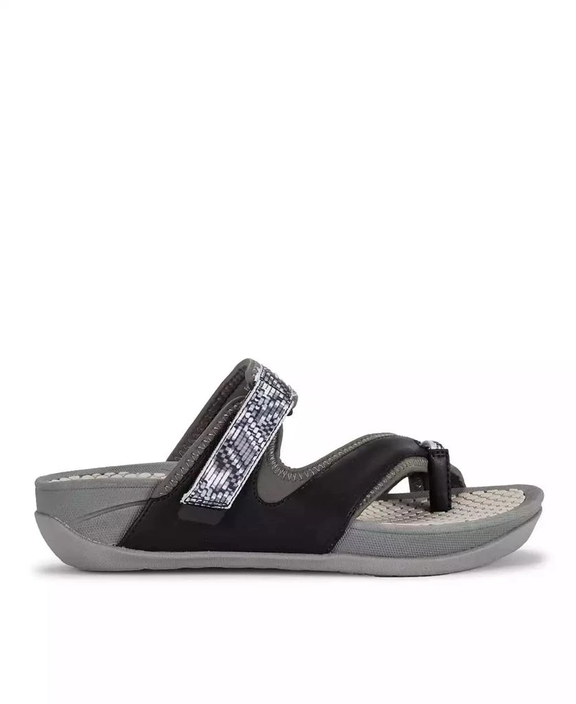 Baretraps Women's Deserae Rebound Flat Sandals 2