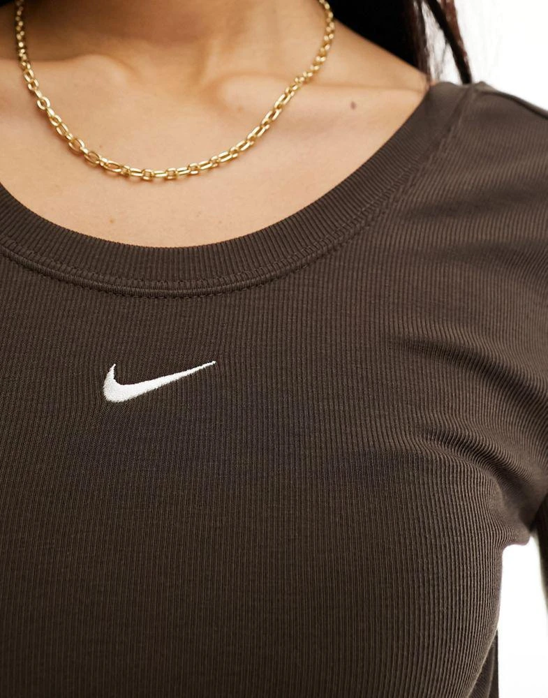 NIKE Nike mini-ribbed scoop back t-shirt in baroque brown 4