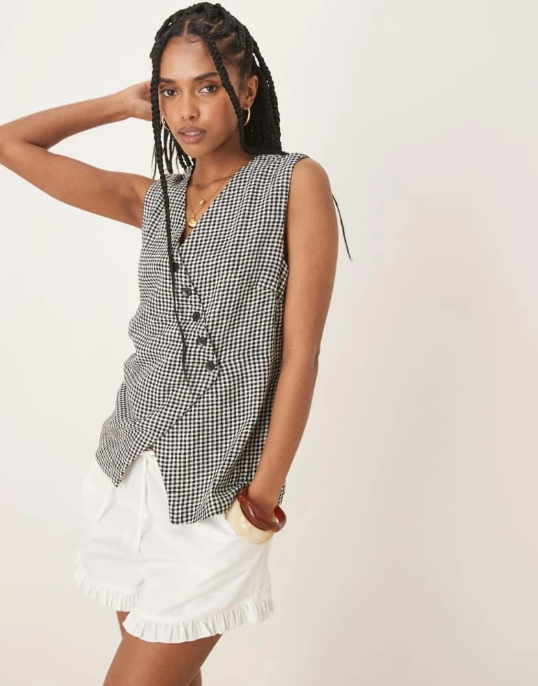 Abercrombie & Fitch Abercrombie & Fitch longline asymmetric linen vest in black gingham 1