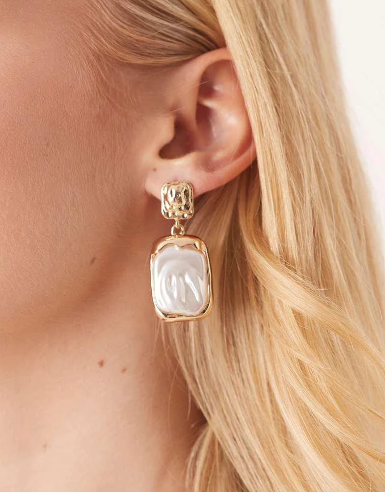 True Decadence True Decadence hammered pearl drop earrings in gold