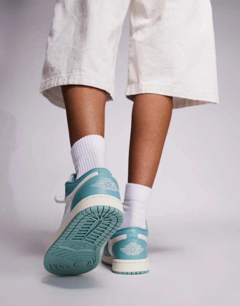 Jordan Nike Air Jordan 1 Low trainers in white and light blue 3