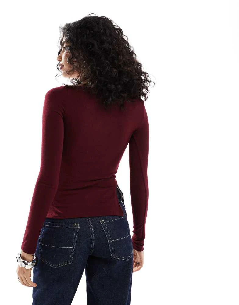 Bershka Bershka ruched side long sleeve t-shirt in burgundy 4
