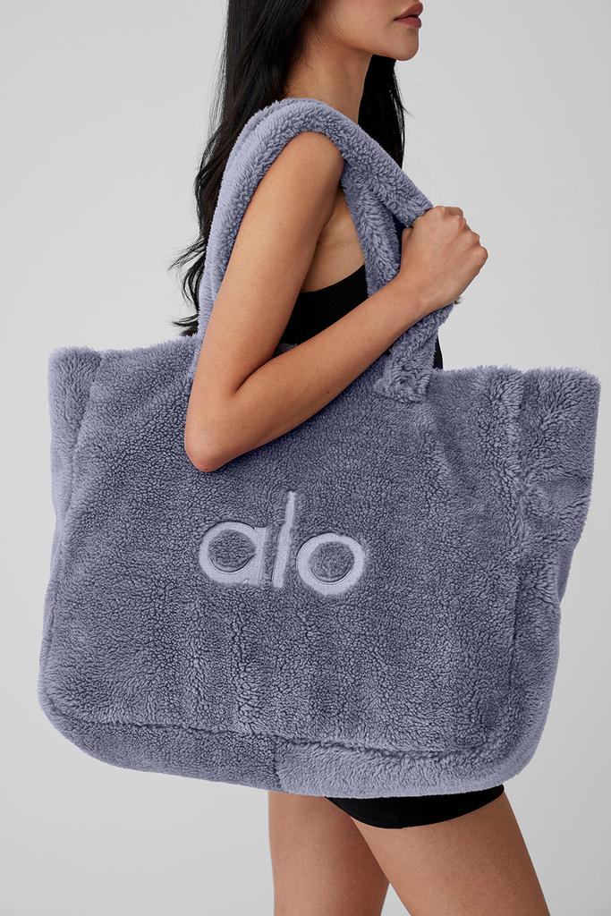 【Alo Yoga】 FOXY SHERPA TOTE FOG トートバッグ Alo Foxy Sherpa Tote - Fog - Tote Bags - Compare Prices from