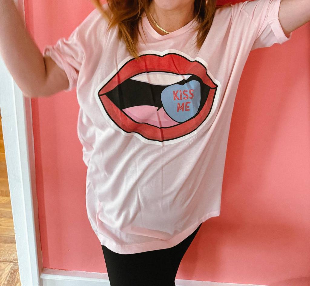 The Laundry Room The Laundry Room - Sweethearts Kiss Me Oversized Tee