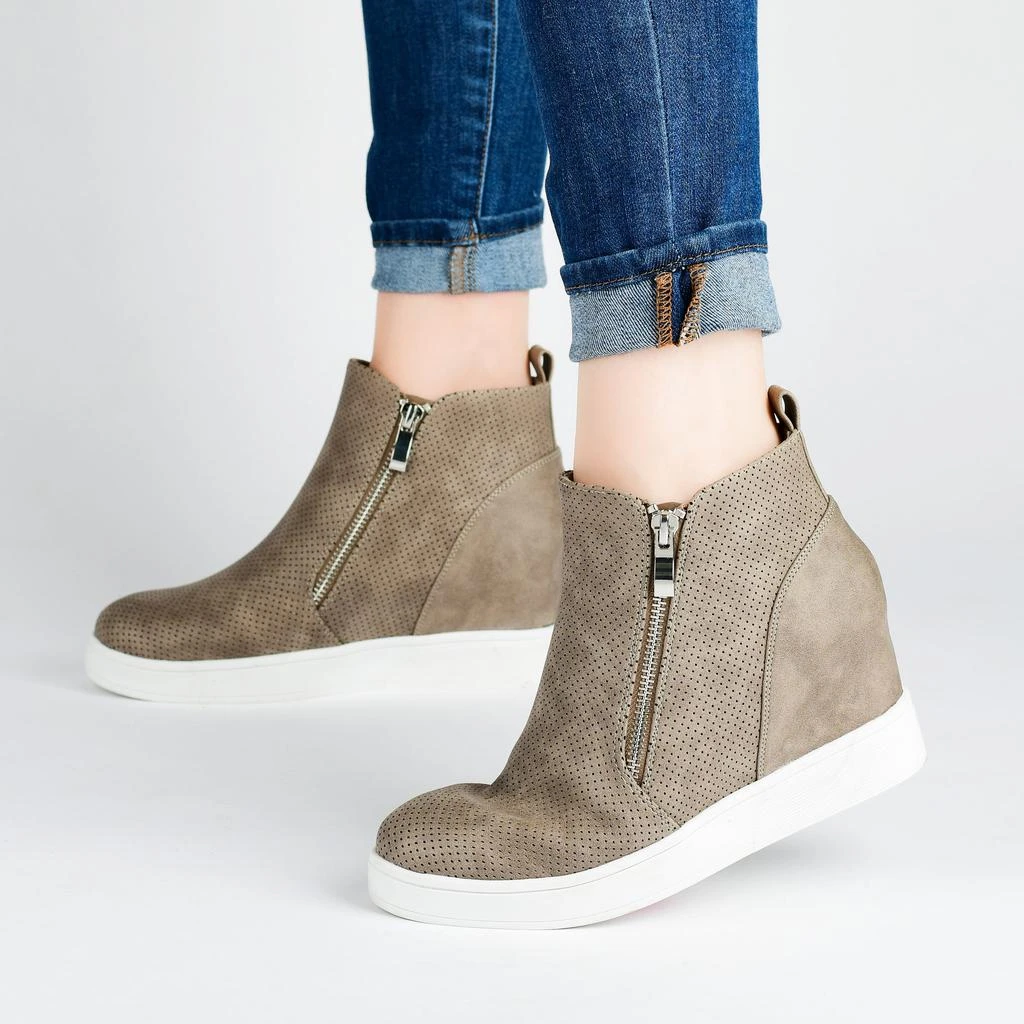 Journee Collection Collection Women's Wide Width Pennelope Sneaker Wedge 6