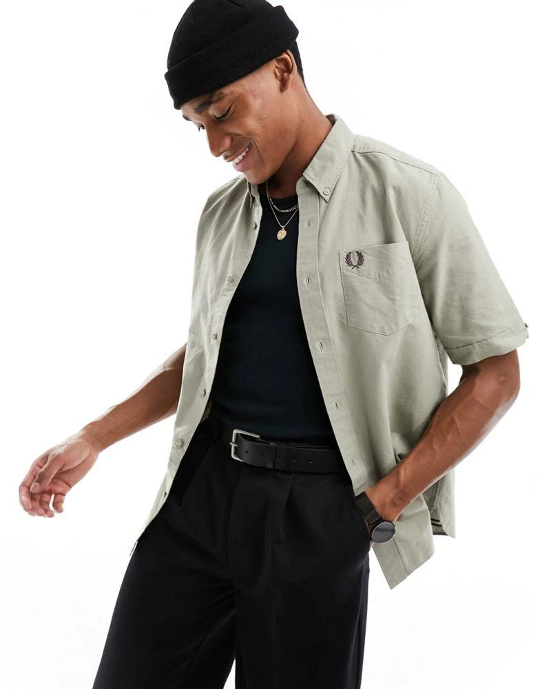 Fred Perry Fred Perry short sleeve oxford shirt in warm grey 1